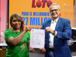 LEIDSA entrega certificado a dominicana residente en España ganadora de 27 millones con el Loto.