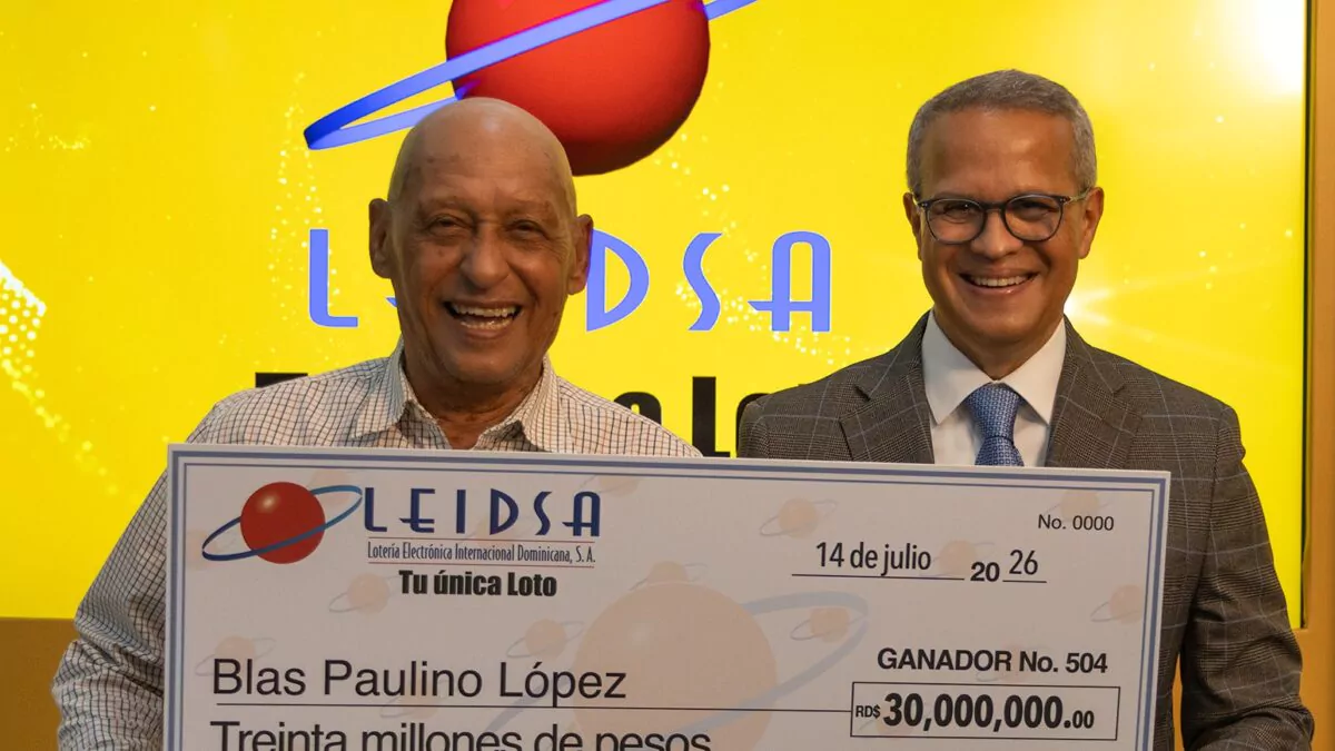 LEIDSA entrega cheque de 30 millones a artesano ganador del Loto