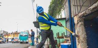 Retiran seis ocupaciones ilegales de la acera en Los Mártires con Máximo Gómez