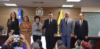JCE entrega reconocimiento a la cedulada número 3 millones y elimina restricción del mes de cumpleaños para renovar la cédula